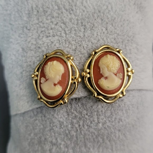 Crown Trifari Signed Vintage Women Gold Tone Metal Cameo Clip On Earrings 3/4 in - Picture 1 of 7